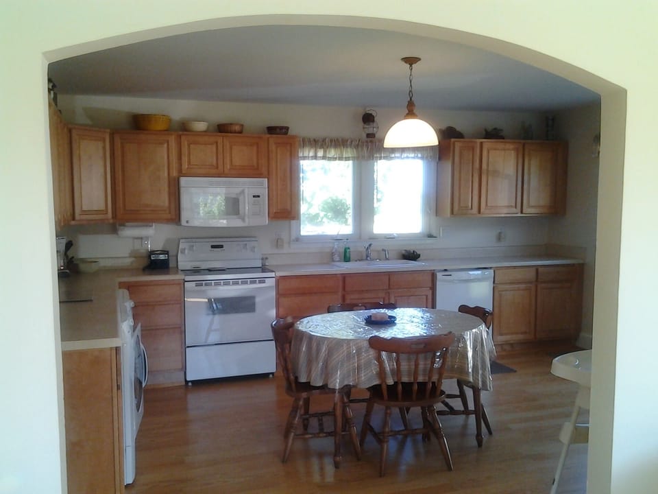 Entrance way between Kitchen & Living Room