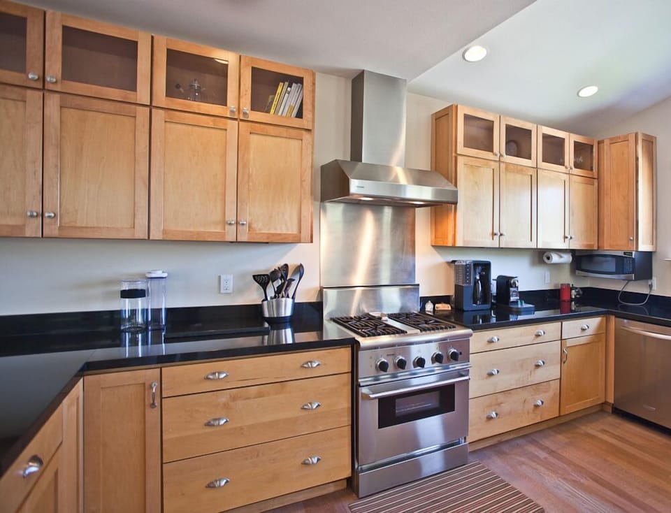 A gourmet equipped kitchen