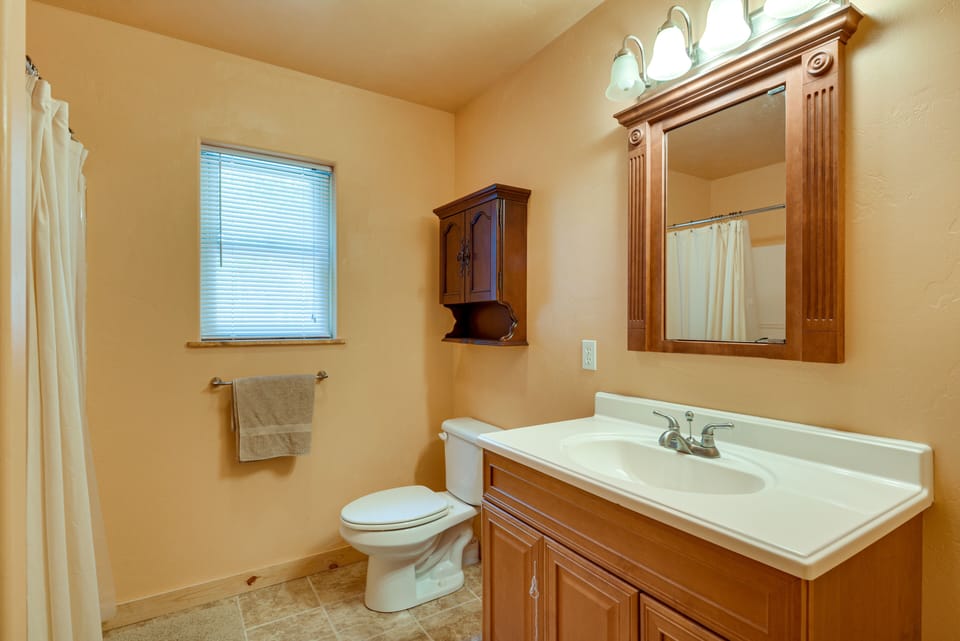 En-Suite Bathroom | Linens & Towels