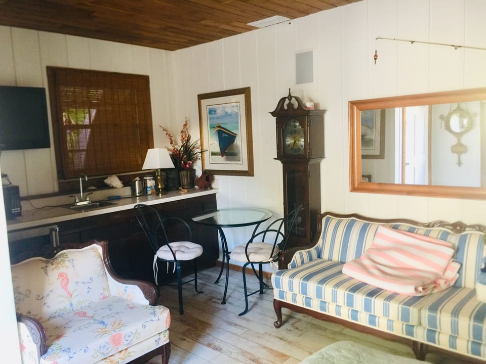 Cabana room w/outdoor shower