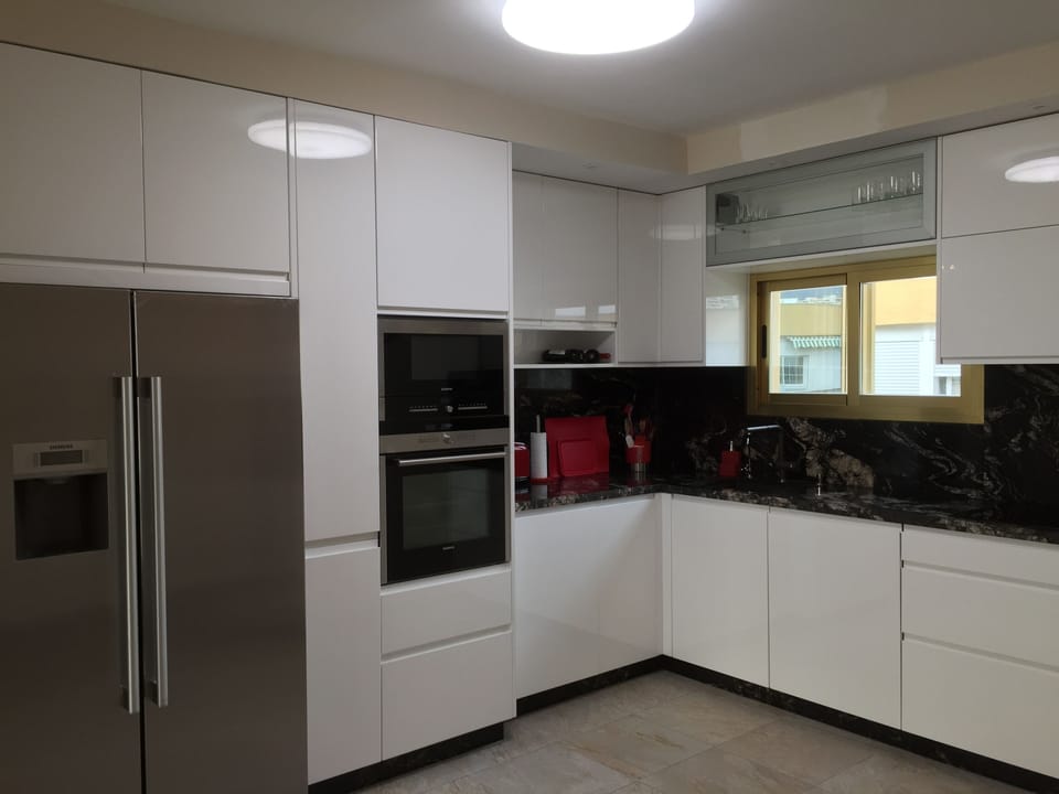 Beautiful, modern complete kitchen with granite worktop