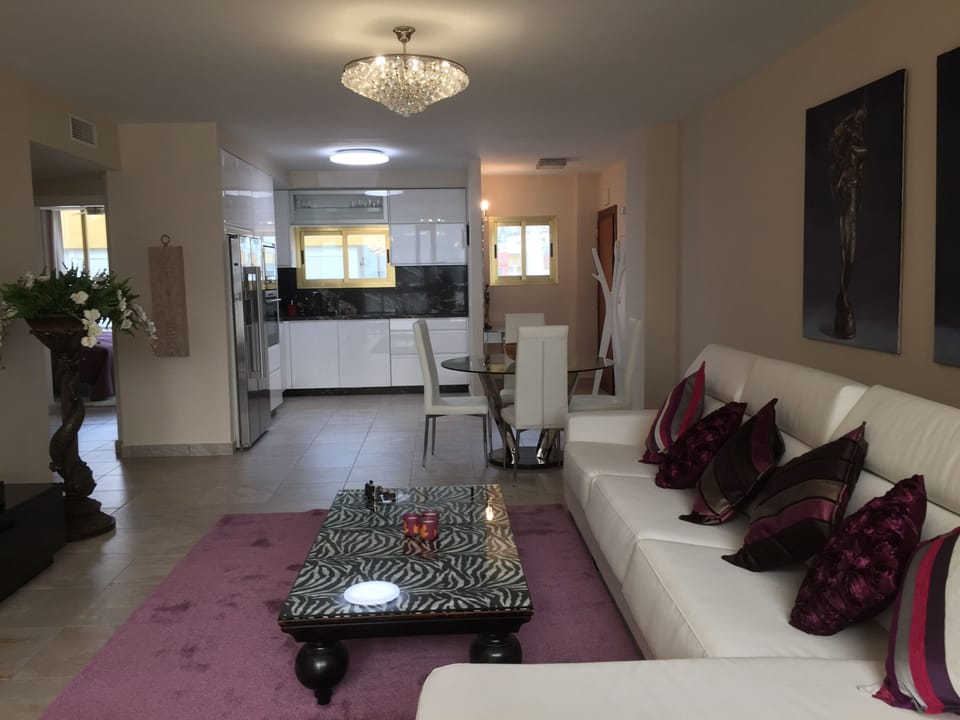 Open plan lounge com dining and kitchen