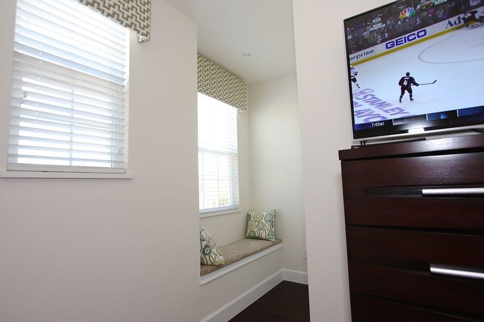 Reading nook in twin room and smart TV (50 inch!).