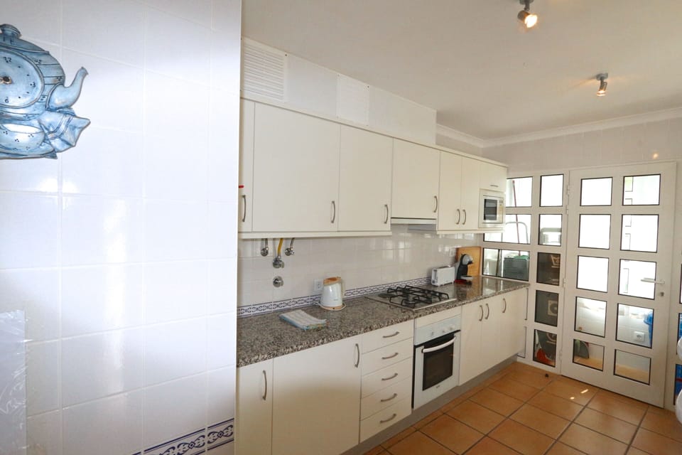 fully fitted kitchen 