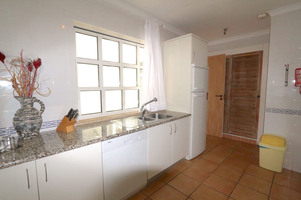 fully equipped kitchen. 