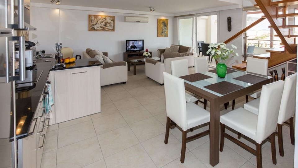 Fully equipped kitchen with washing machine and dishwasher, fridge/freezer