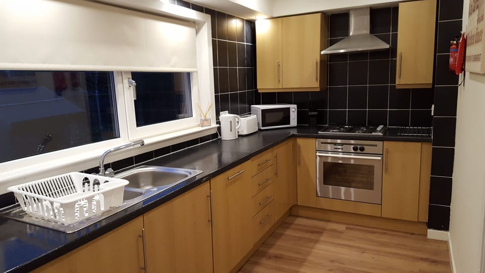 Kitchen view 2 with Oven, hob, kettle, toaster, microwave  (fire extinguisher) 