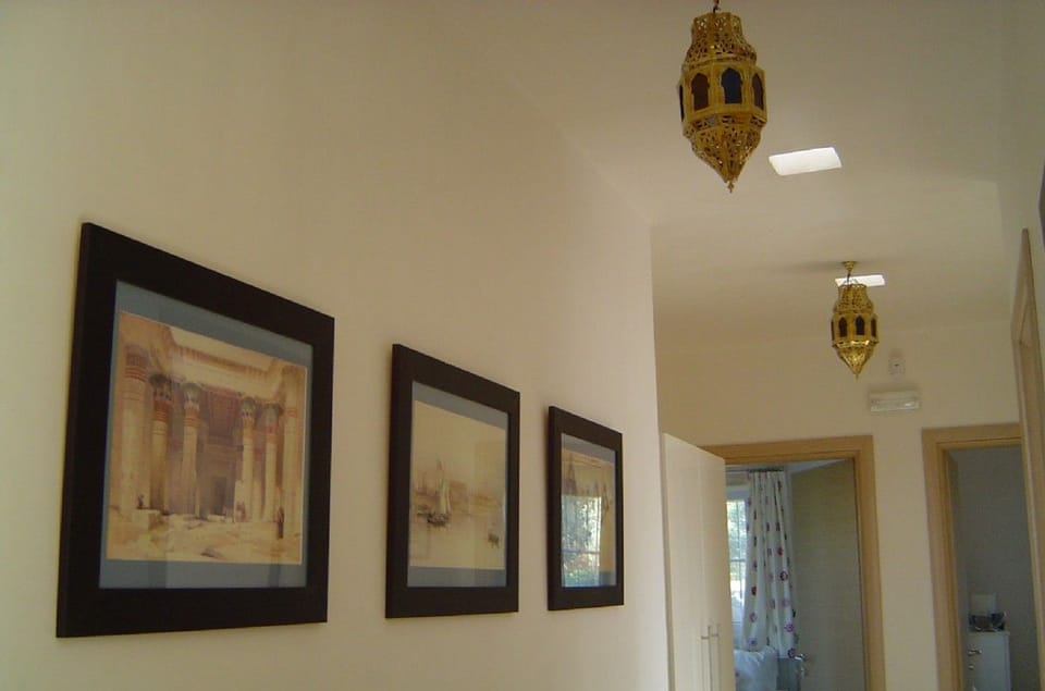 The hallway leading from the lounge to the bedroom