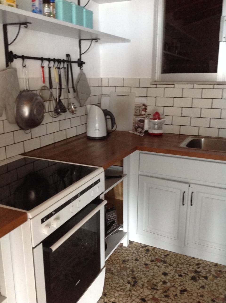 lovely kitchen to cook those meals to eat on the beach