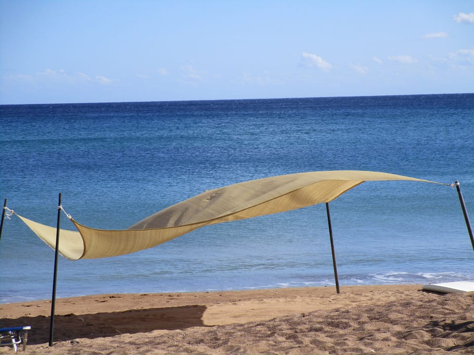 Stone's Throw studio, just a step or two from this beautiful beach and clear sea