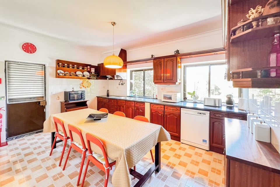 Kitchen fully equipped, seats 8 people