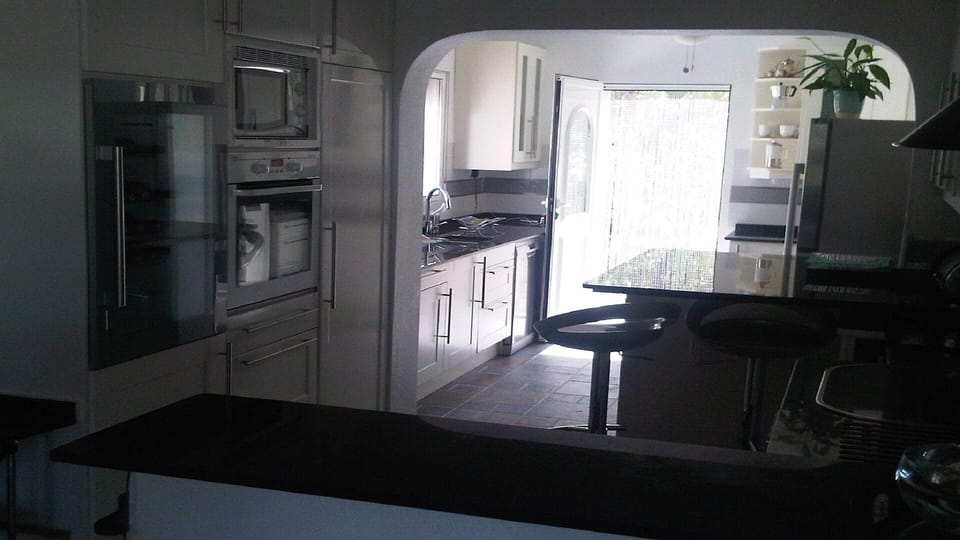 Large  Kitchen with Top of Range Siemens Appliances incl Wine Fridge