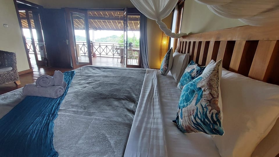 The king sized bed at Villa Kura Kura.