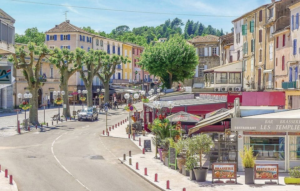 Lots of restaurants & cafes in nearby Anduze