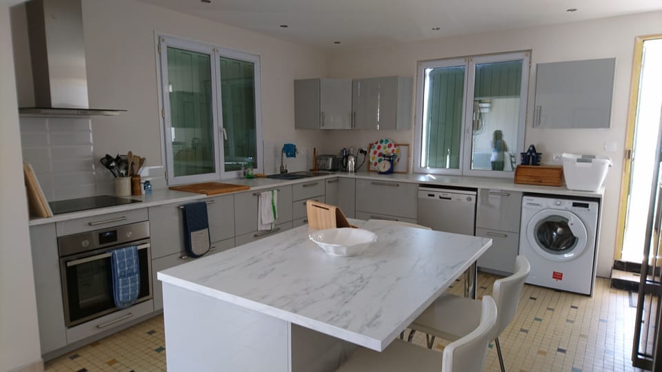 The fitted kitchen with everything you need at hand. 