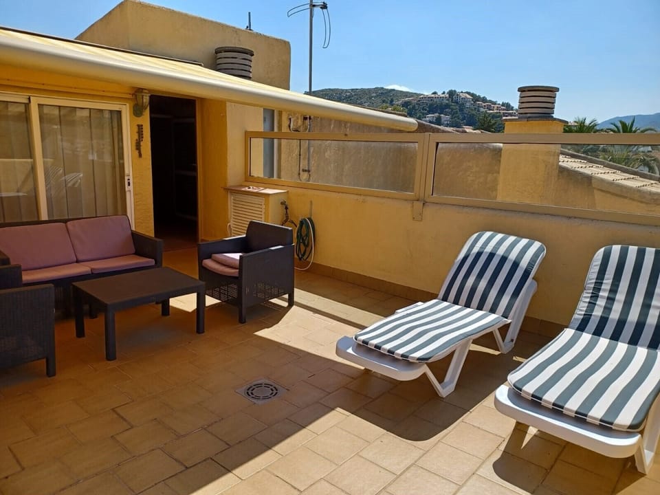 Roof terrace with kitchen and sun loungers