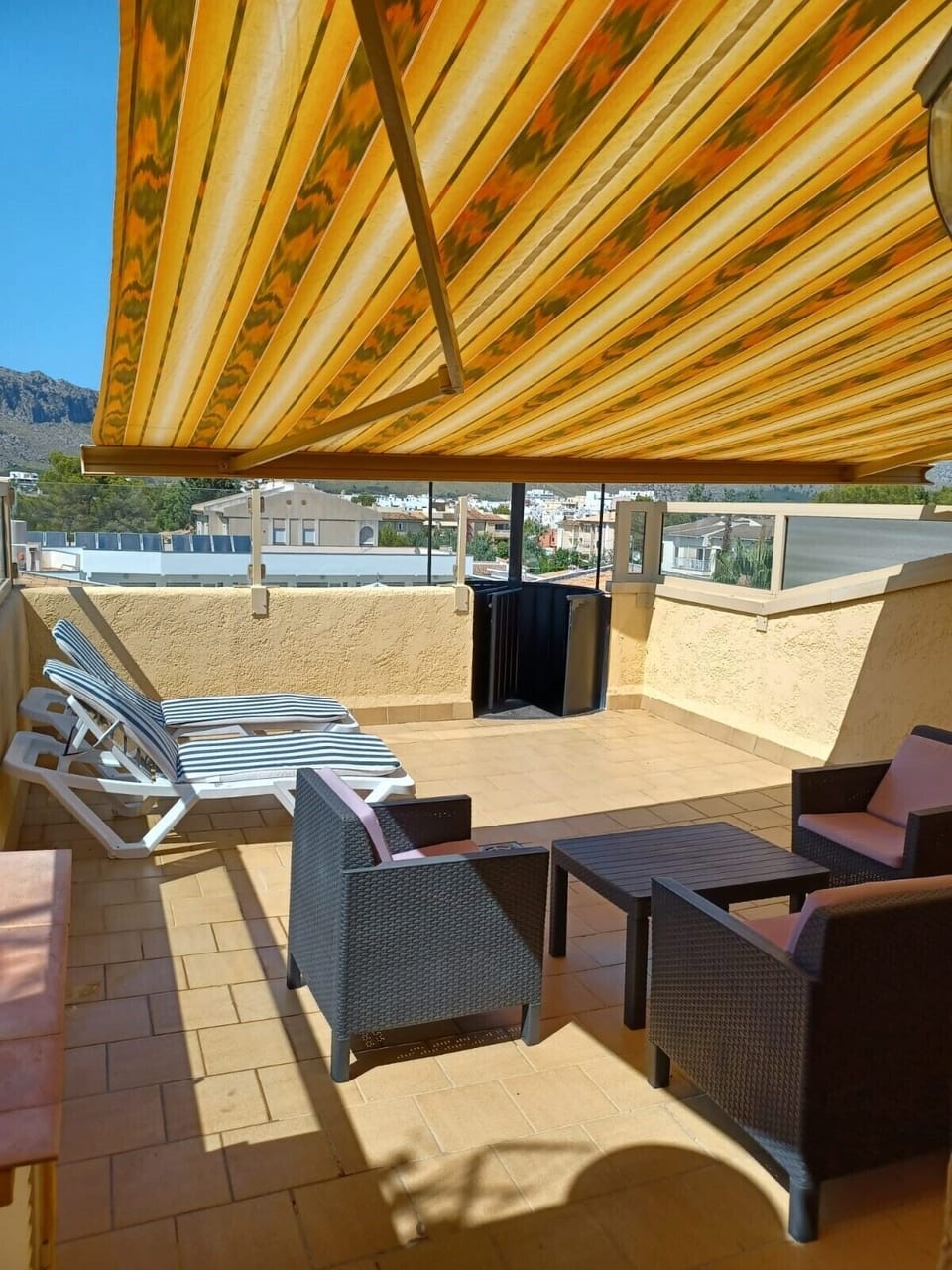 Roof terrace with great views and shade