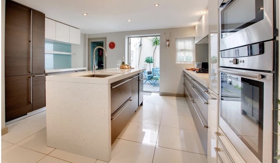 KITCHEN - WELL EQUIPPED 