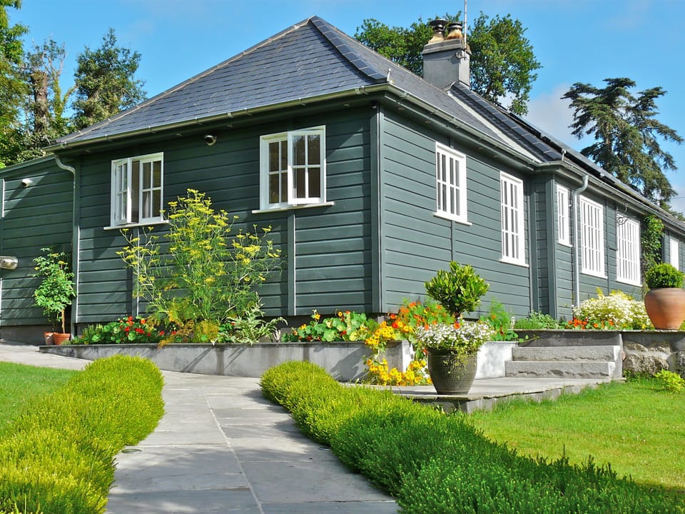 Approach to the house from the offroad parking area for 2 cars.