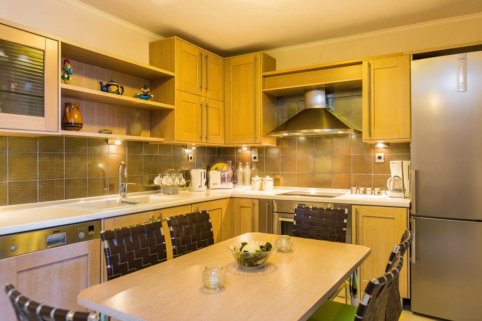 Katrina's Stone House - Fully Equipped Kitchen with Dining Table