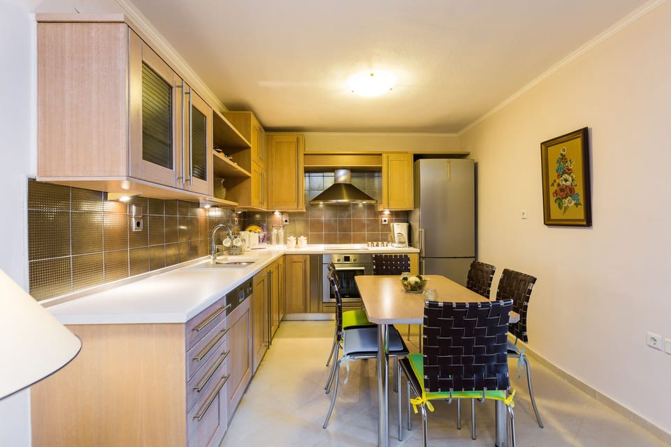 Katrina's Stone House - Fully Equipped Kitchen with Dining Table