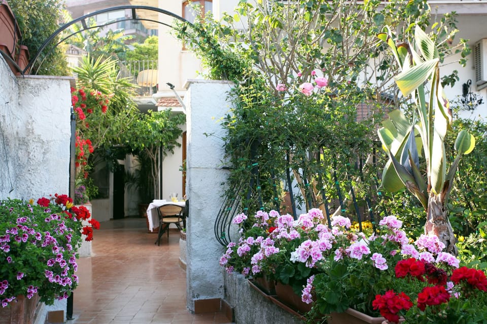PRIVATE ENTRANCE OF THE APT