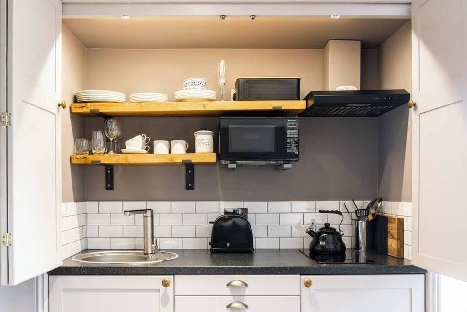 The kitchenette with closing bifold doors