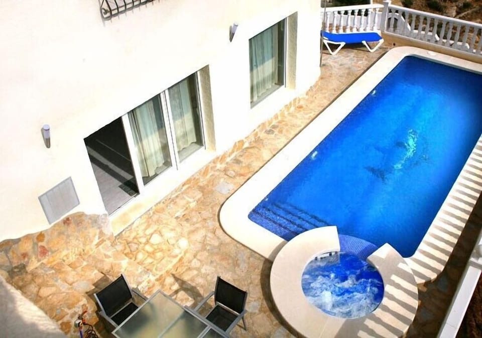 Private Heated  Pool & Jacuzzi