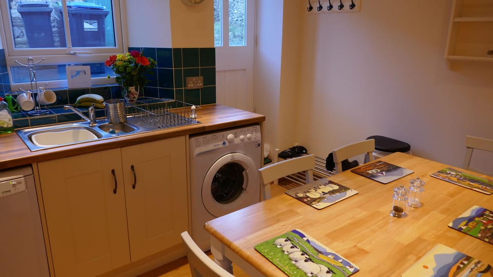 Kitchen dining table for up to 6 people
