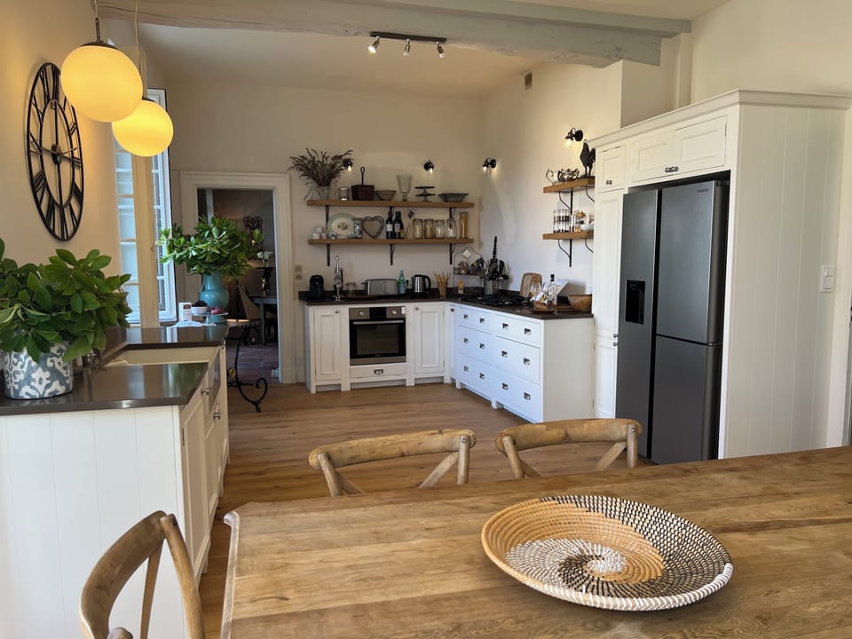 Kitchen and breakfast table area