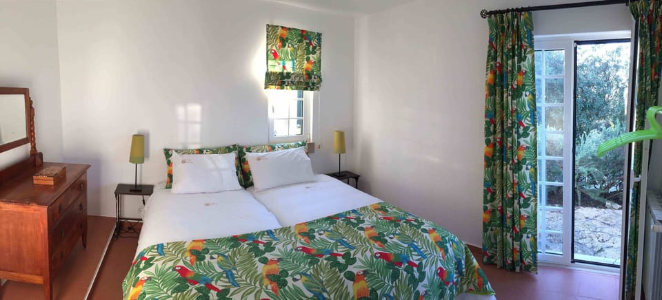 Room 2 (2 single beds)