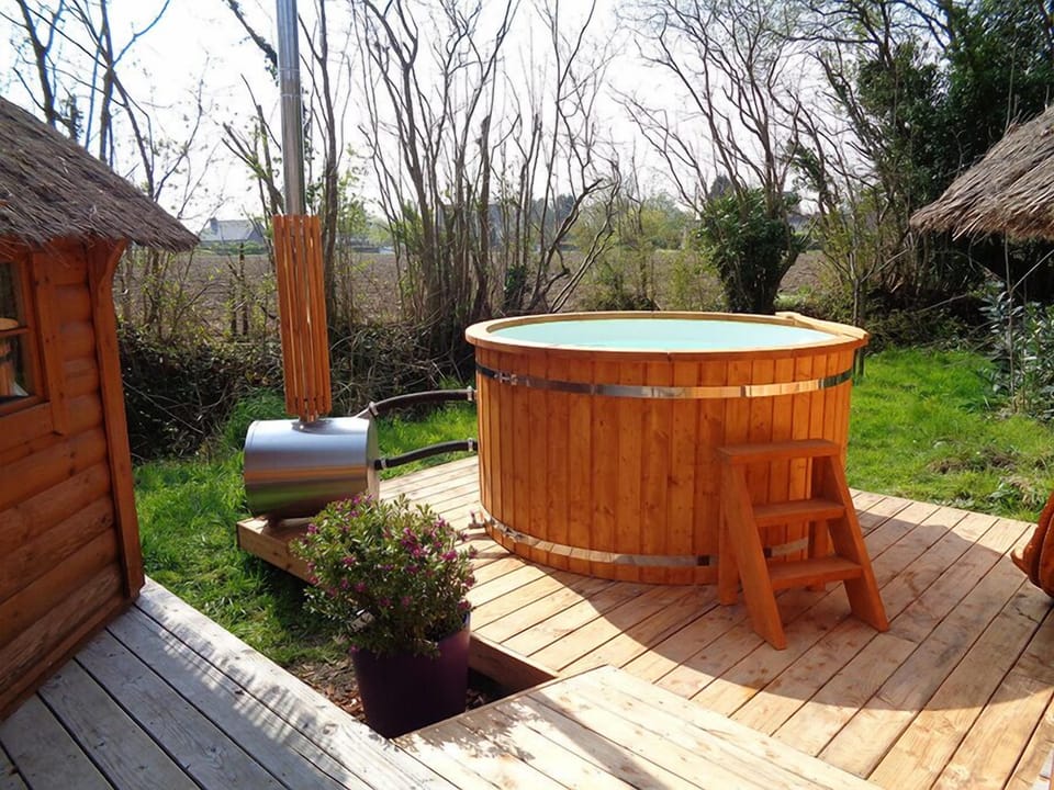 Outdoor spa tub