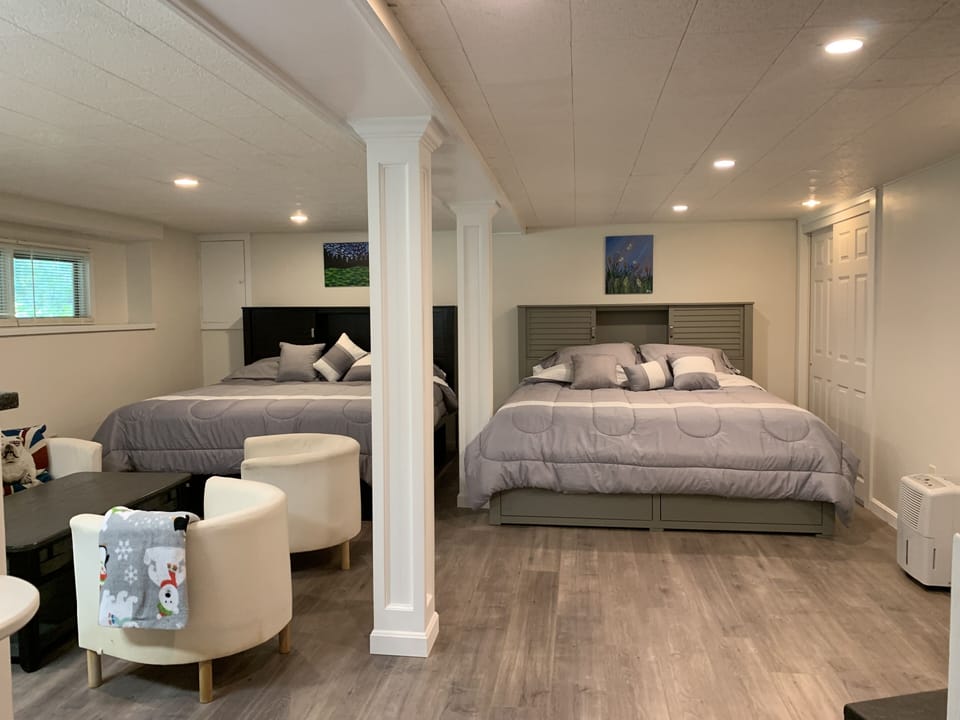 Downstaires Studio/Bedroom with two king size beds