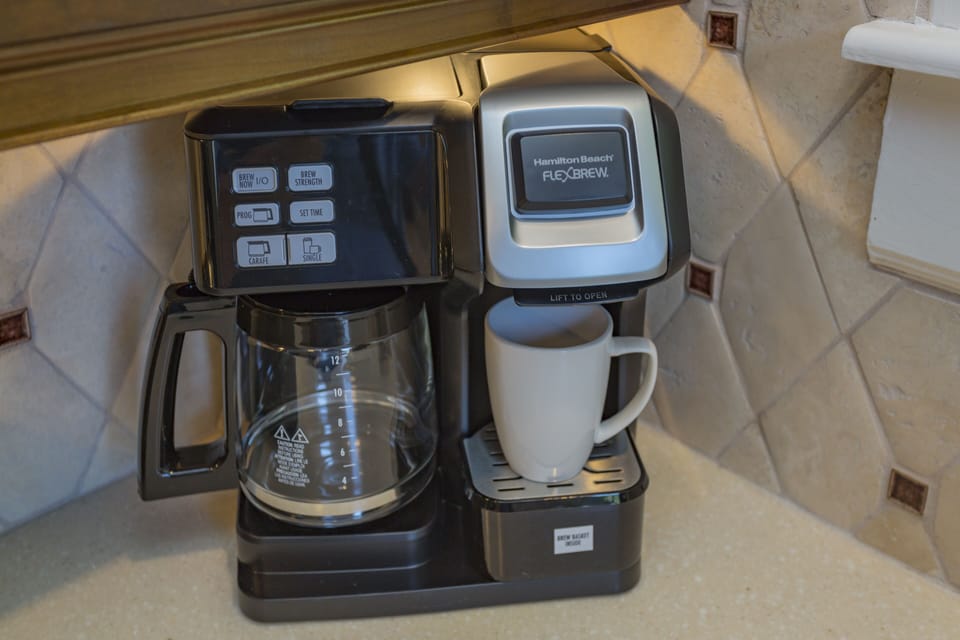 2-way flexible coffee maker gives you the option to make a pot or single cup.