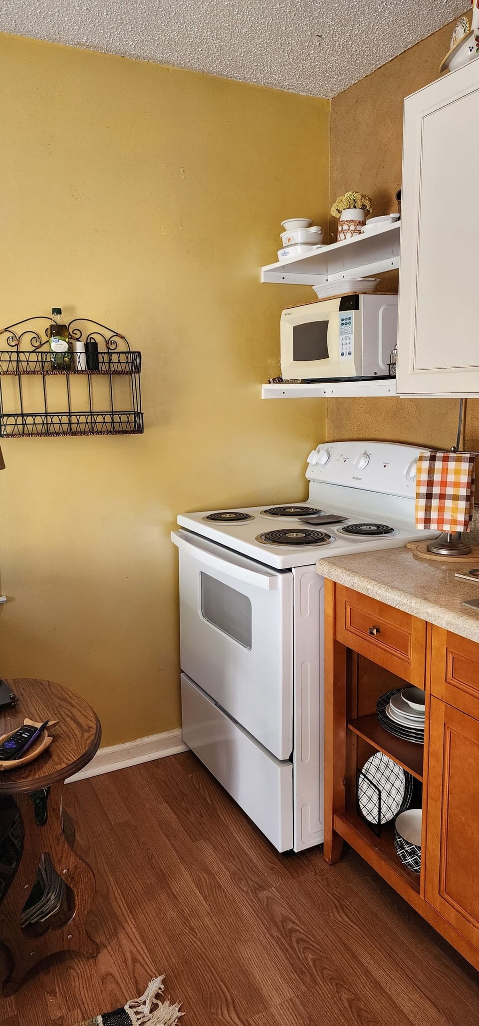 Cooking area with spice rack for spices