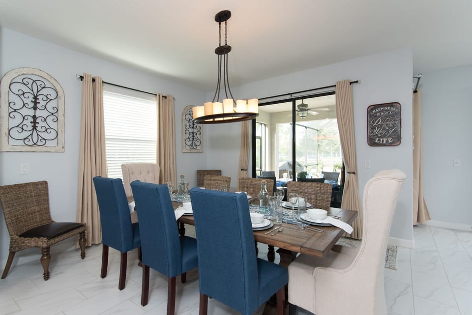 Dining room with seating for up to 10 people
