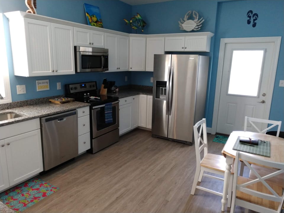 Granite countertops, stainless steel appliances, fully equipped kitchen.

