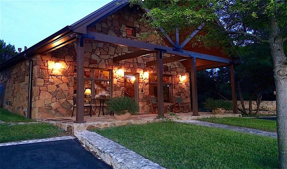 Peaceful evenings await. Enjoy the photos and review the property description!