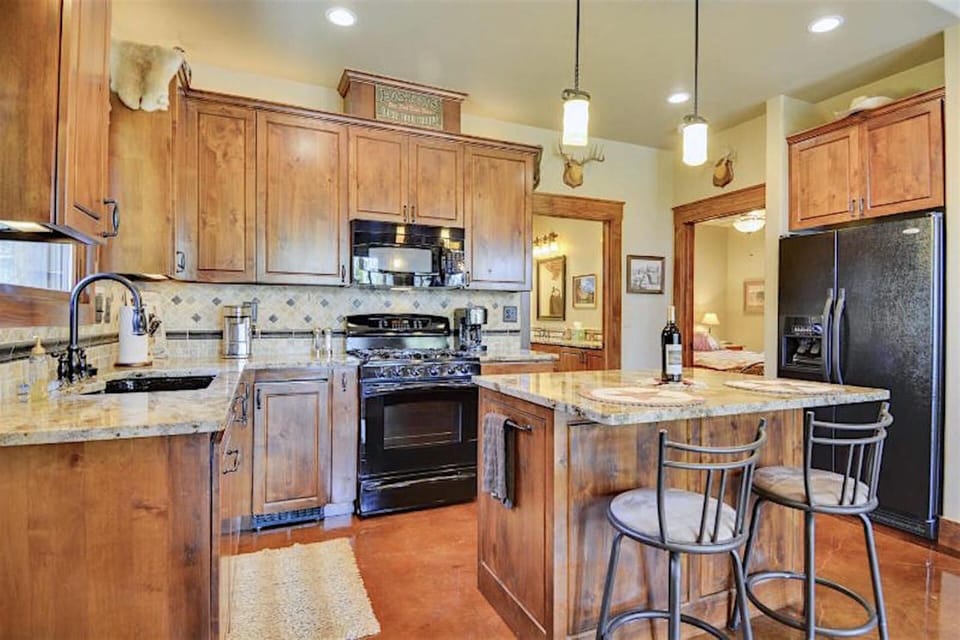 Full kitchen with granite counters, appliances and excellent lighting.