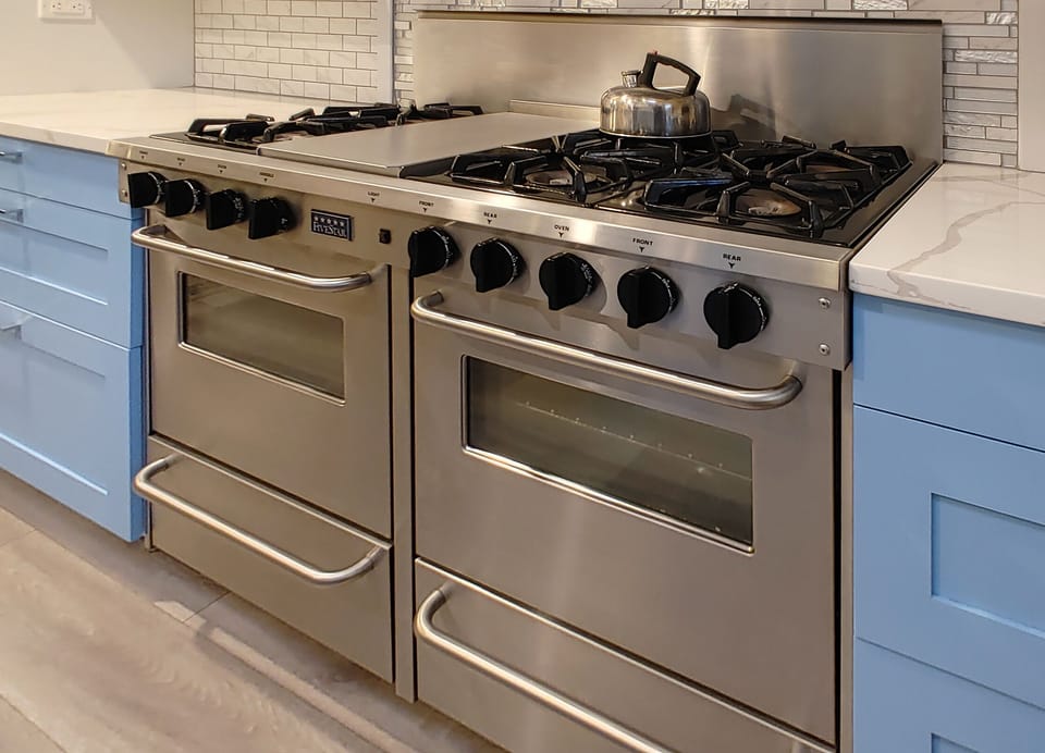 Cottage A Kitchen Range with 6 gas burners, griddle and 2 ovens
