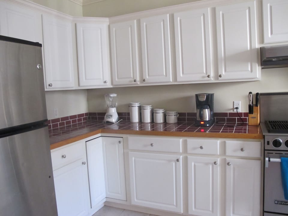 Fully equipped kitchen, complete  with a lobster pot!