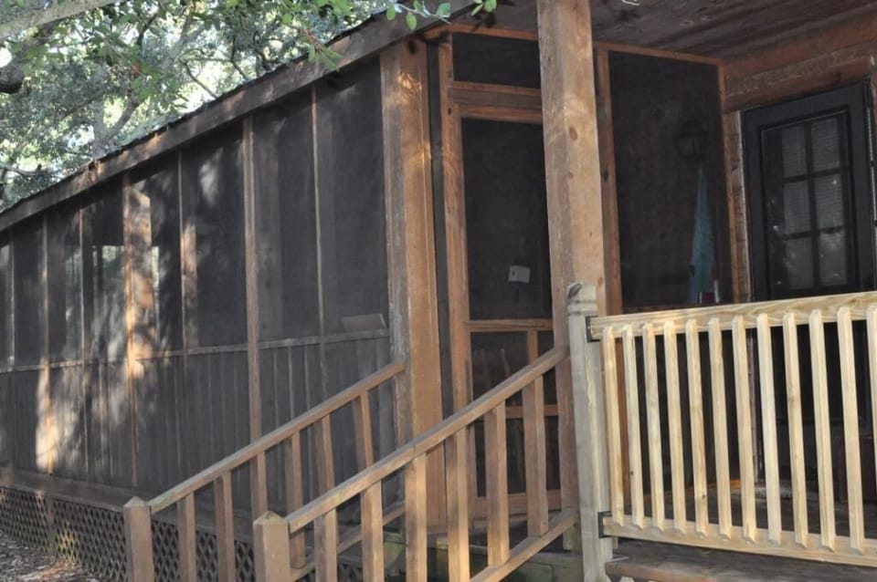 outside of screened in porch