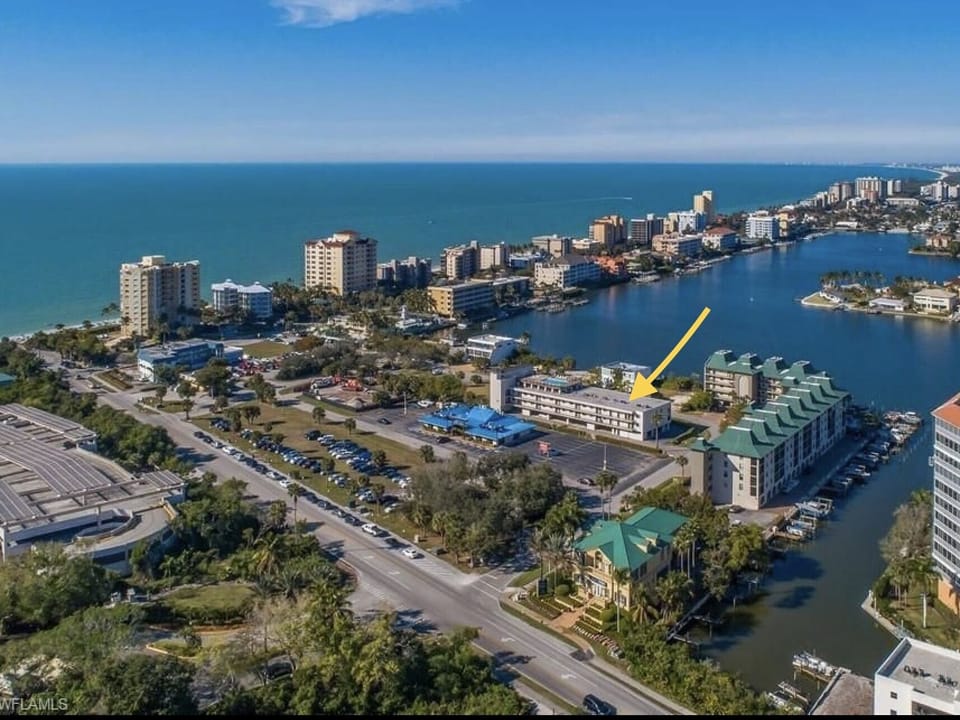 Walk to restaurants, tennis courts and pickleball.
