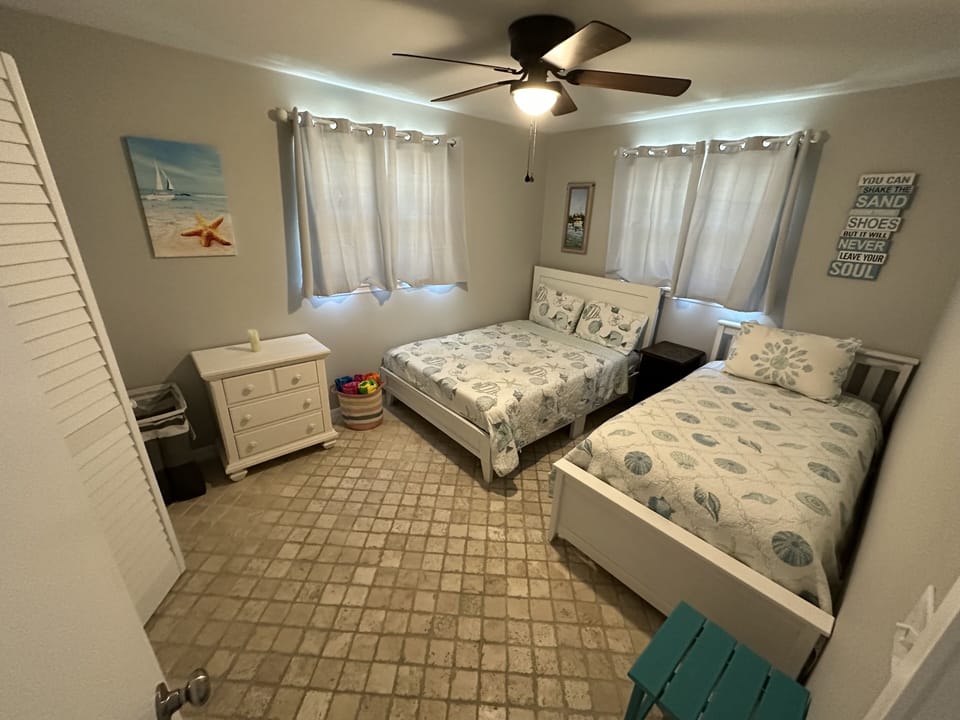 Guest room with full and twin beds. 