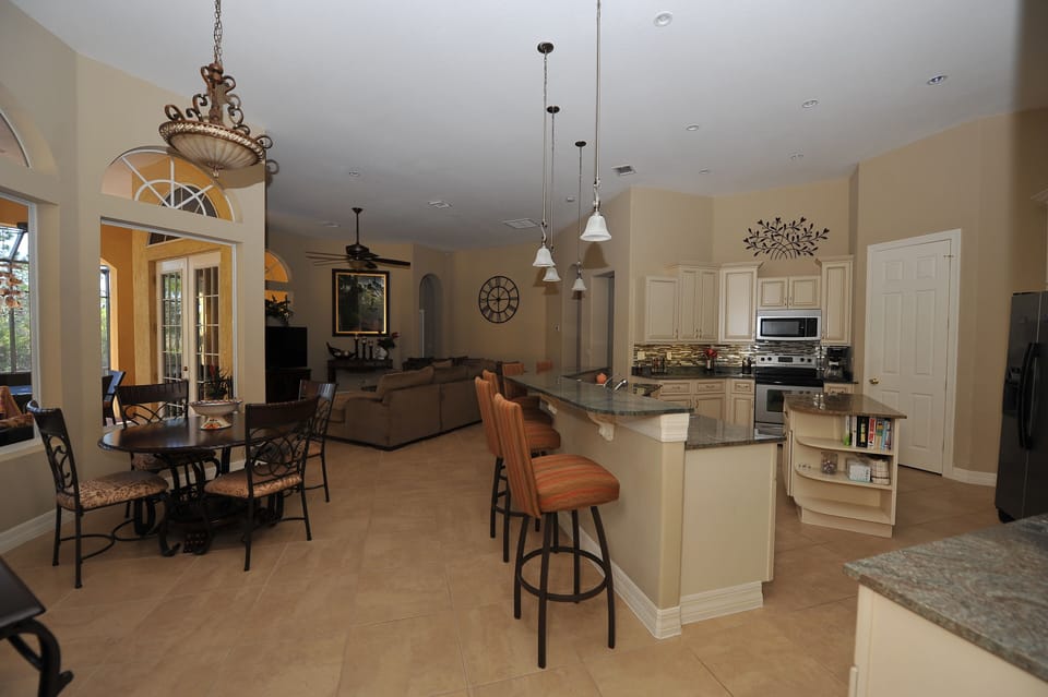 OPEN CONCEPT KITCHEN
FAMILY ROOM