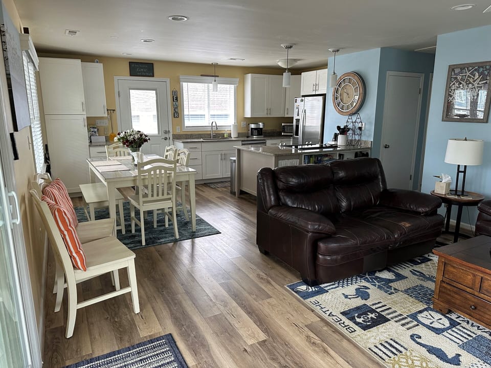 Dining for 8 and Kitchen