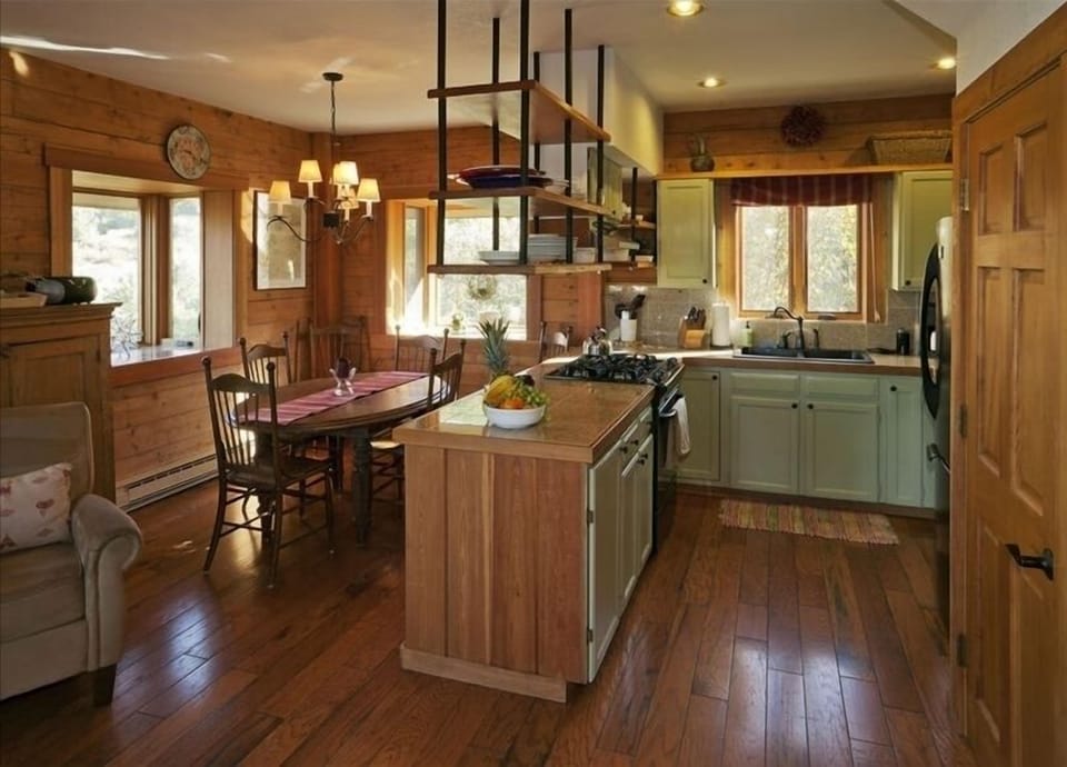 Kitchen and dining area.