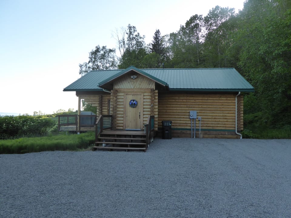 Twin Puffins parking and front entrance