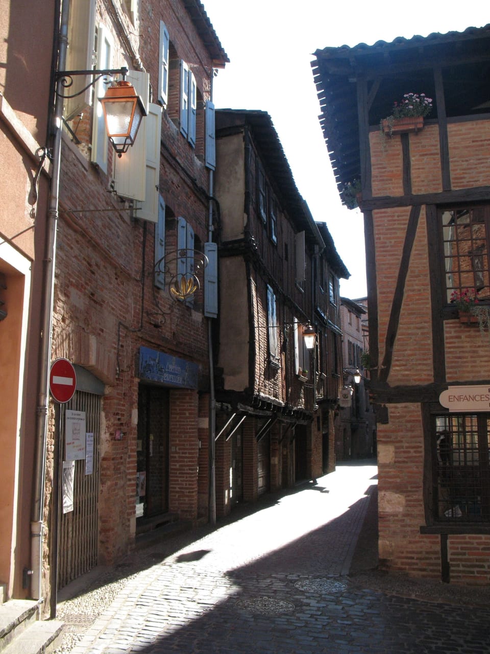 Rue Toulouse Lautrec, featuring the house where the painter was born