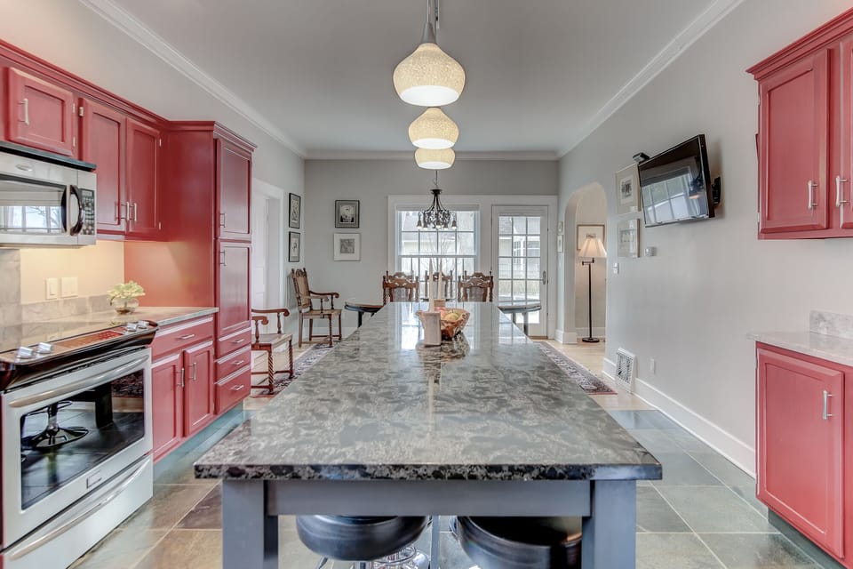 Long granite island w/seating for 10-12
